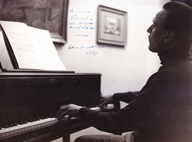 Arturo Benedetti Michelangeli al pianoforte, showroom Ciampi Roma